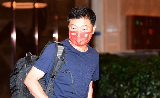 结果，没想到萧老太太急忙挥舞着双手，惊恐的说：你离我远点，不要碰我，艾滋病这种东西可是要命的，老娘我还没活够呢……萧常乾脸色难看极了，他这才明白原来妈妈是害怕自己传染给她。